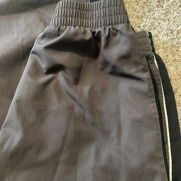 Youth Under Armour XL pants - Picture 2 of 4